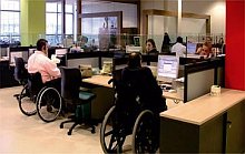 Discapacitados trabajando en una oficina
