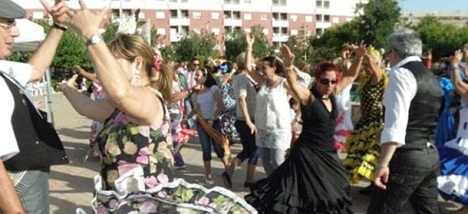 Las sevillanas un baile popular que arraigo en Torrevieja hace muchos años. Hoy tenemos que batir el record