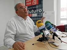 Ángel Sáez, ayer mostrando uan de las facturas de móvil