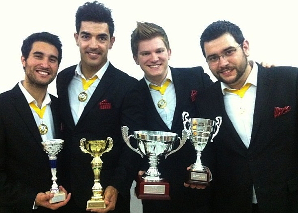 El cuarteto "Fourmidables" exhiben los trofeos obtenidos en Málaga
