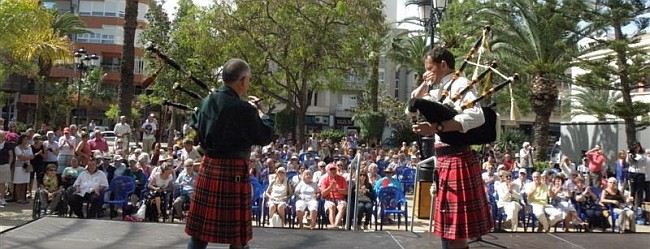 Los escoceses, no faltan a su cita cada 9 de Mayo en el Día de Europa en Torrevieja