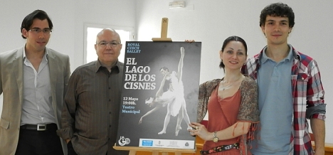 El concejal de Cultural, Luis María Pizana, con el promotor y los principales artistas del espectáculo