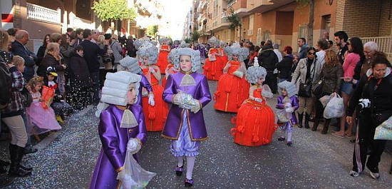 El carnaval torrevejense muestra toda su imaginación el desfile concurso del sábado (Archivo 2013)