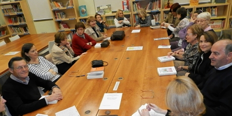 Miembros del Club de Lectura "Ambigú" en la Biblioteca