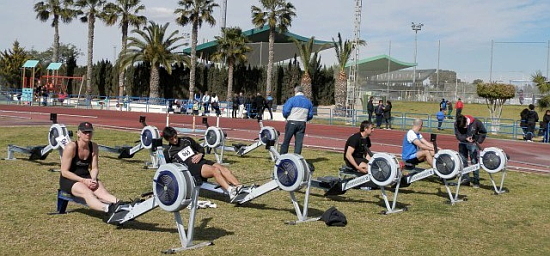 Un grupo de atletas realizan las pruebas de remoergómetro (Archivo)