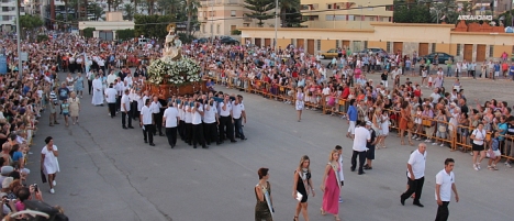 Procesión MArítimo terrestre con la Virgen del Carmen, acto central de su fiesta