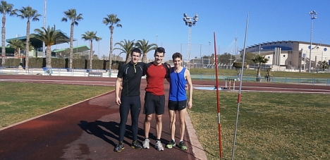 Los tres atletas realizan un alto en sus entrenamientos