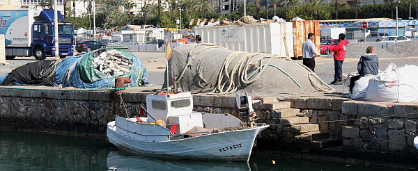 Al fondo, Ramón Sempere, patrón del pesquero que rescató a los tripulantes de la embarcación
