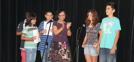 Josefina felicita a los niños participantes en el Fin de Curso de 2012 (Archivo O.T.)