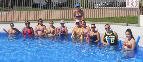 Ejercicios de matronatación en la piscina municipal de Torrevieja