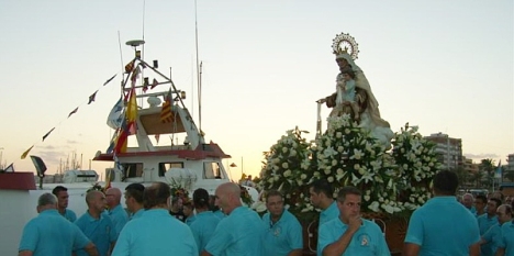 La imagen de la Virgen del carmen se dispone a embarcar en el puerto de Torrevieja