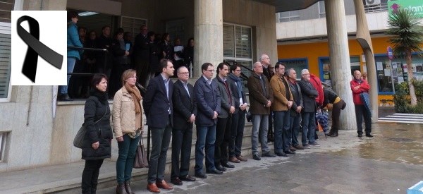 Representantes de todos los grupos políticos en la puerta del Ayuntamiento, durante el minuto de silencio (M.C.Lavesa)