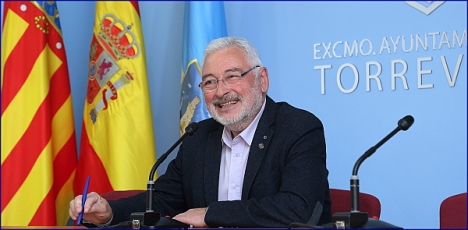 El alcalde J J. Manuel Dolón, ayer en la rueda de prensa (Foto: J. Carrión)