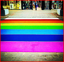 Paso peatones con la Bandera LGTB en La Oliva