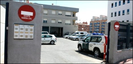 Entrada principal al Cuartel de la Guardia Civil en Torrevieja (Archivo)