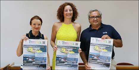 La cocnejal de turismo, Fanny Serrano, entre Trinidad Pujante (CNMI) y Carlos Torrado (RCNT)