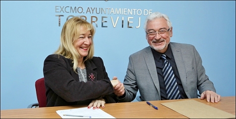 Pilar Gómez y J. Manuel Dolón se dan la mano, tras la firma del acuerdo (Foto: J. Carrión)