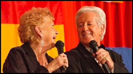 Mike y Joy Davis en una actuación