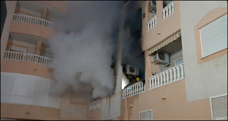 Un incendio en el centro de Torrevieja, provoca el desalojo de vecinos de un edificio 20210516_061251_resized-medium
